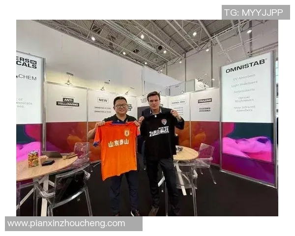 足球明星亲自赠送球衣给球迷传递热爱与梦想的温暖时刻 足球明星亲自赠送球衣给球迷传递热爱与梦想的温暖时刻