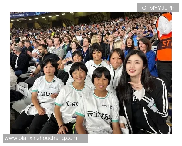 街头巷尾皆是足球明星的女孩们展现青春活力与梦想追逐的精彩瞬间